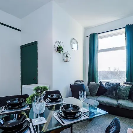 Chic Victorian 1 Bed Flat - Sleeps 4 - Free Parking - Pet Friendly *