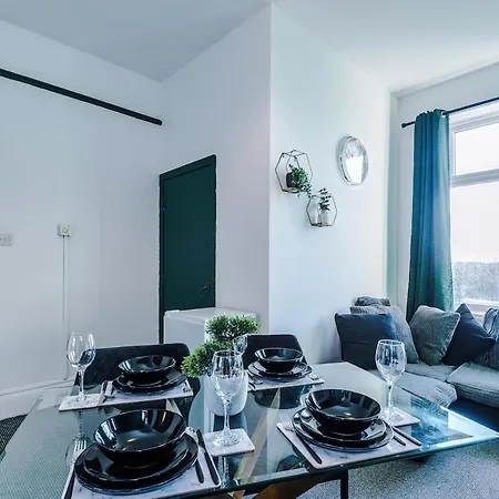 Chic Victorian 1 Bed Flat - Sleeps 4 - Free Parking - Pet Friendly *