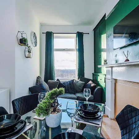 Chic Victorian 1 Bed Flat - Sleeps 4 - Free Parking - Pet Friendly Apartment Bradford (West Yorkshire)
