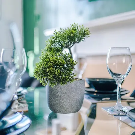 Chic Victorian 2-bed Duplex Flat - Free Parking *