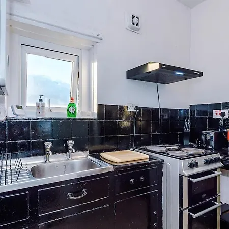 Chic Victorian 1 Bed Flat - Sleeps 4 - Free Parking - Pet Friendly Μπράντφορντ