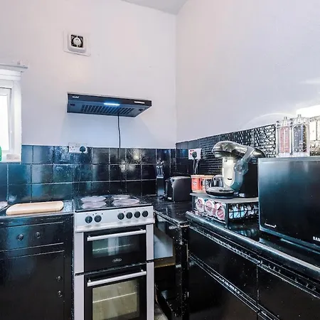 Chic Victorian 1 Bed Flat - Sleeps 4 - Free Parking - Pet Friendly * Μπράντφορντ