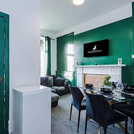 Chic Victorian 1 Bed Flat - Sleeps 4 - Free Parking - Pet Friendly Apartment