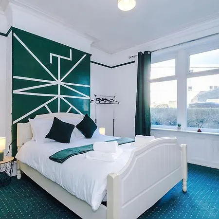 Chic Victorian 2-bed Duplex Flat - Free Parking *