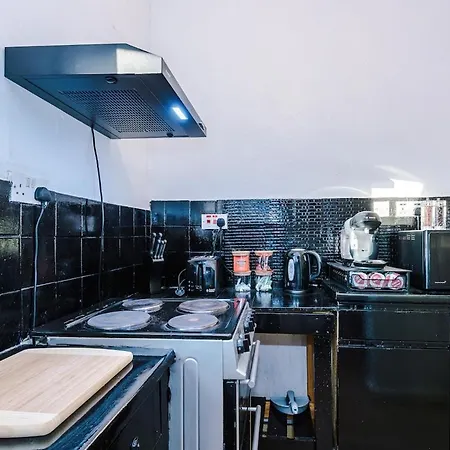 Chic Victorian 1 Bed Flat - Sleeps 4 - Free Parking - Pet Friendly * Bradford (West Yorkshire)