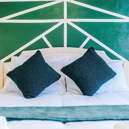 Chic Victorian 2-bed Duplex Flat - Free Parking *