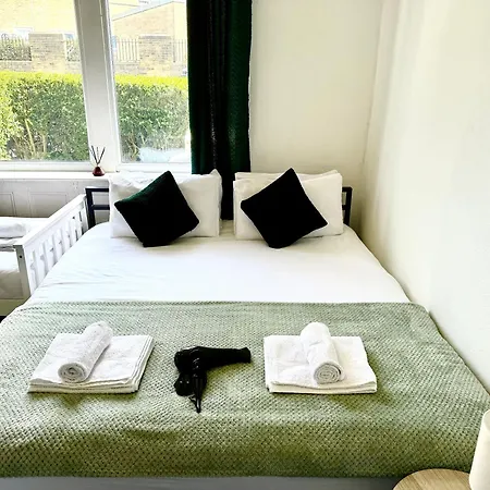 Chic Victorian 1 Bed Flat - Sleeps 4 - Free Parking - Pet Friendly *