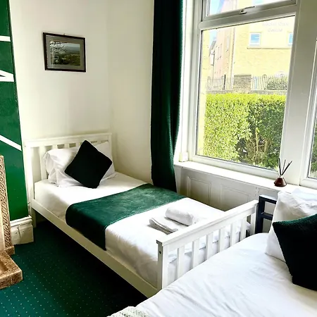 Chic Victorian 1 Bed Flat - Sleeps 4 - Free Parking - Pet Friendly Apartment