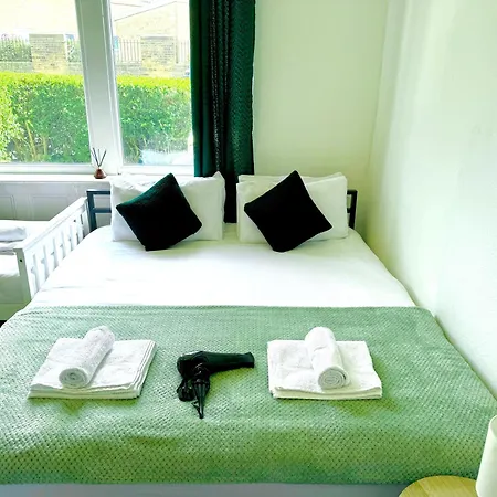 Chic Victorian 1 Bed Flat - Sleeps 4 - Free Parking - Pet Friendly *