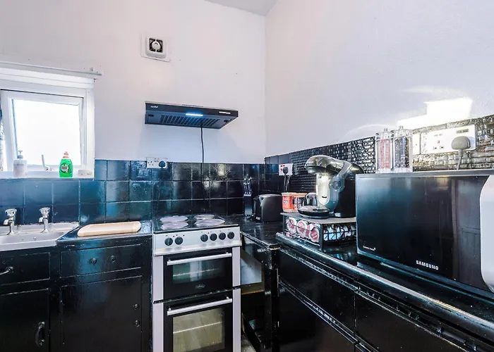 Chic Victorian 1 Bed Flat - Sleeps 4 - Free Parking - Pet Friendly *