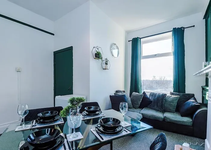 Chic Victorian 1 Bed Flat - Sleeps 4 - Free Parking - Pet Friendly *