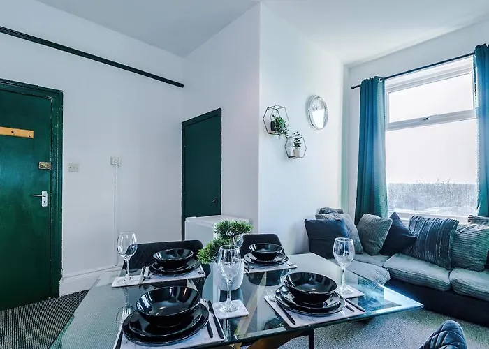 Chic Victorian 1 Bed Flat - Sleeps 4 - Free Parking - Pet Friendly *