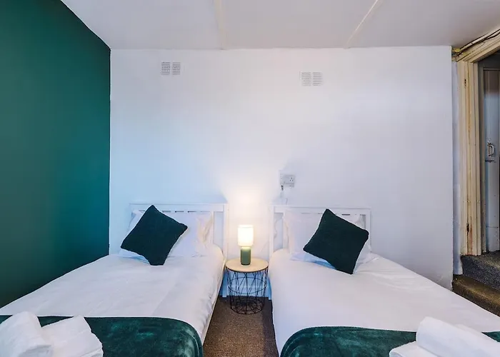 Chic Victorian 1 Bed Flat - Sleeps 4 - Free Parking - Pet Friendly