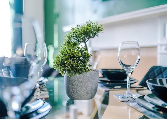 Chic Victorian 1 Bed Flat - Sleeps 4 - Free Parking - Pet Friendly *