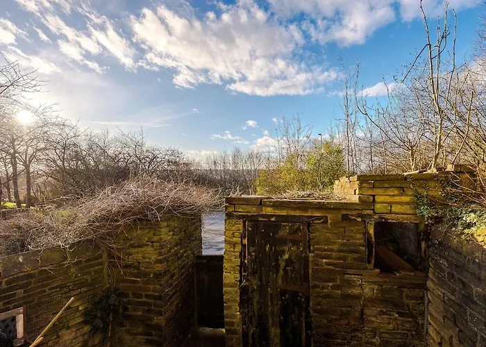 Chic Victorian 1 Bed Flat - Sleeps 4 - Free Parking - Pet Friendly