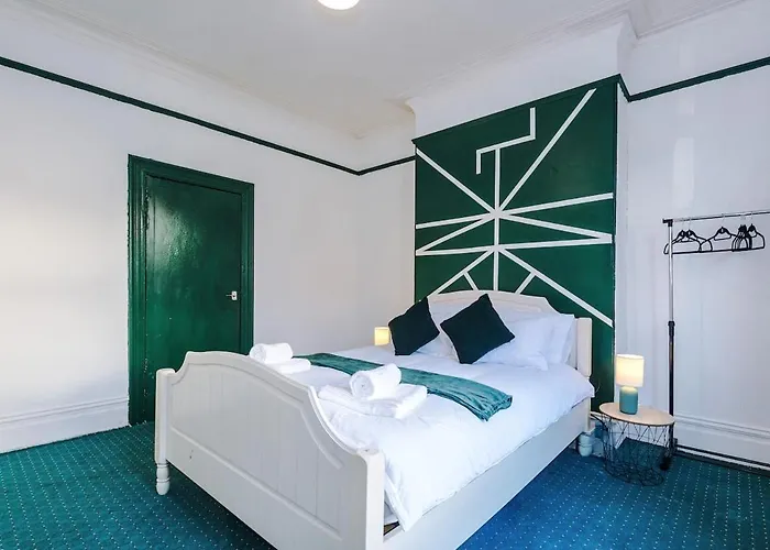 Chic Victorian 1 Bed Flat - Sleeps 4 - Free Parking - Pet Friendly Apartment Bradford (West Yorkshire)