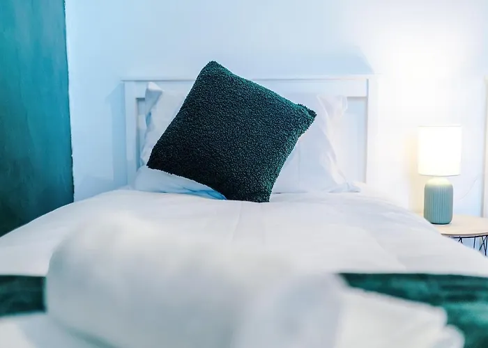 Chic Victorian 1 Bed Flat - Sleeps 4 - Free Parking - Pet Friendly Bradford (West Yorkshire)