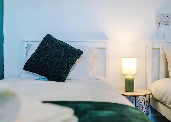 Chic Victorian 1 Bed Flat - Sleeps 4 - Free Parking - Pet Friendly Apartment *