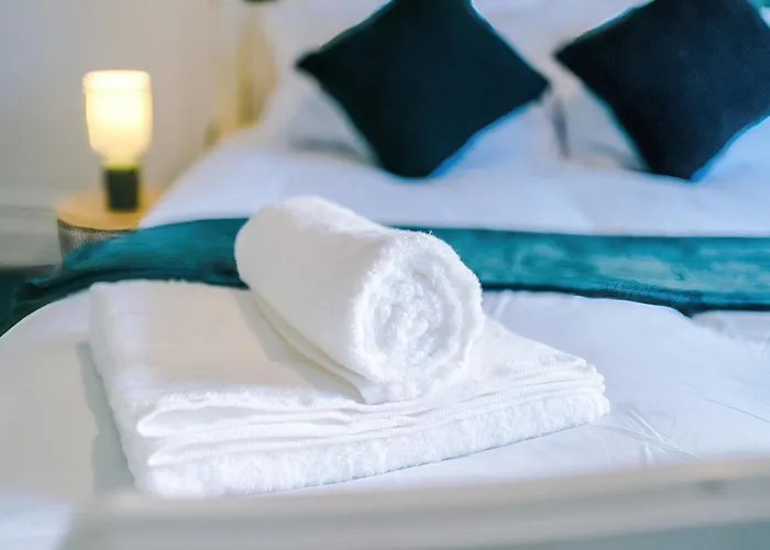 Chic Victorian 1 Bed Flat - Sleeps 4 - Free Parking - Pet Friendly