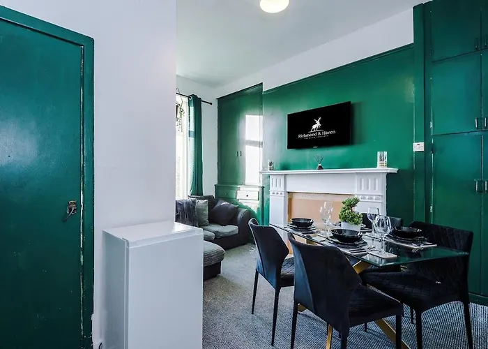 Chic Victorian 1 Bed Flat - Sleeps 4 - Free Parking - Pet Friendly Apartment