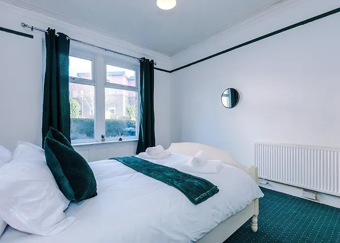 Chic Victorian 1 Bed Flat - Sleeps 4 - Free Parking - Pet Friendly Apartment *