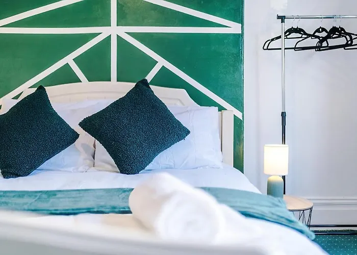 Apartment Chic Victorian 1 Bed Flat - Sleeps 4 - Free Parking - Pet Friendly *