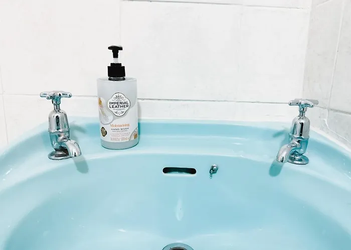 Chic Victorian 1 Bed Flat - Sleeps 4 - Free Parking - Pet Friendly