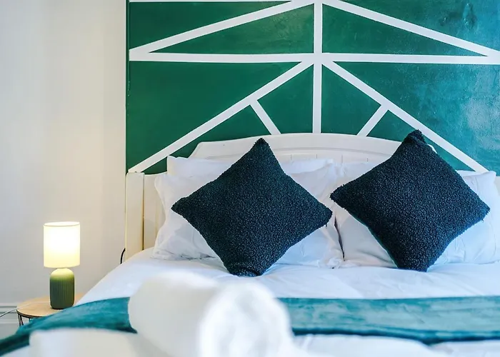 Chic Victorian 1 Bed Flat - Sleeps 4 - Free Parking - Pet Friendly *