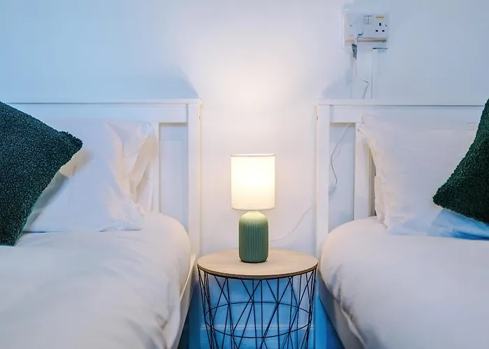 Chic Victorian 1 Bed Flat - Sleeps 4 - Free Parking - Pet Friendly Apartment *