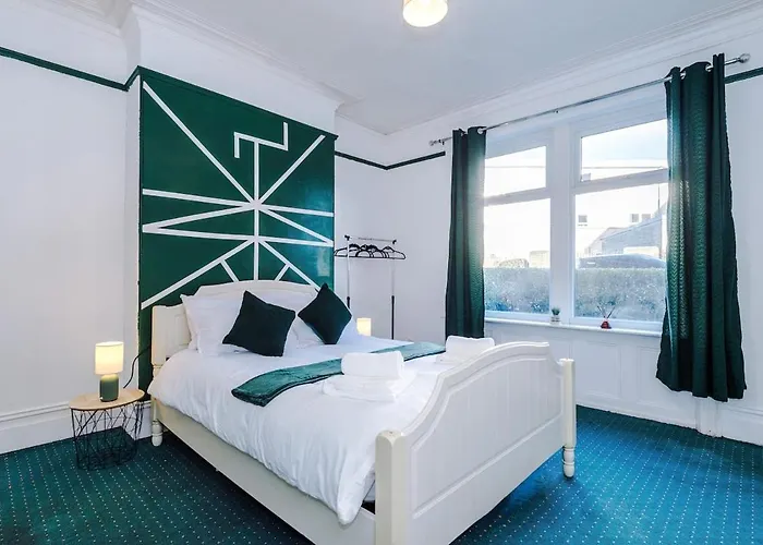 Chic Victorian 1 Bed Flat - Sleeps 4 - Free Parking - Pet Friendly *