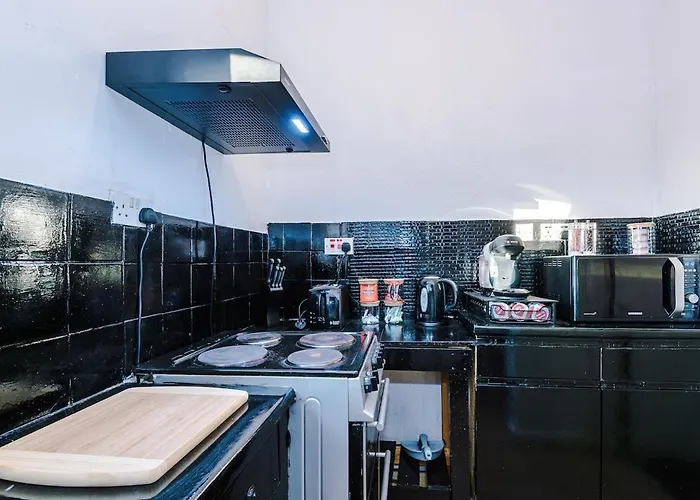 Chic Victorian 1 Bed Flat - Sleeps 4 - Free Parking - Pet Friendly * Bradford (West Yorkshire)