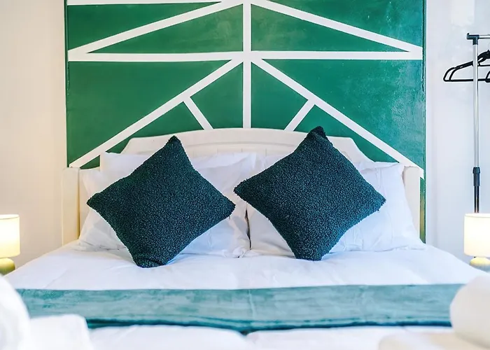 Chic Victorian 1 Bed Flat - Sleeps 4 - Free Parking - Pet Friendly *