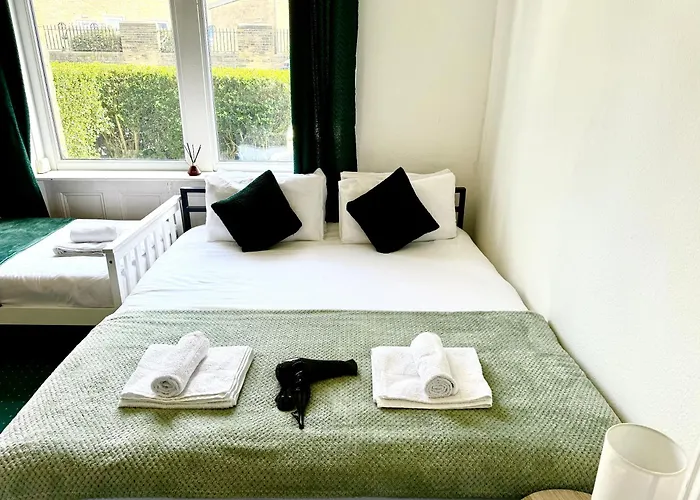 Chic Victorian 1 Bed Flat - Sleeps 4 - Free Parking - Pet Friendly *