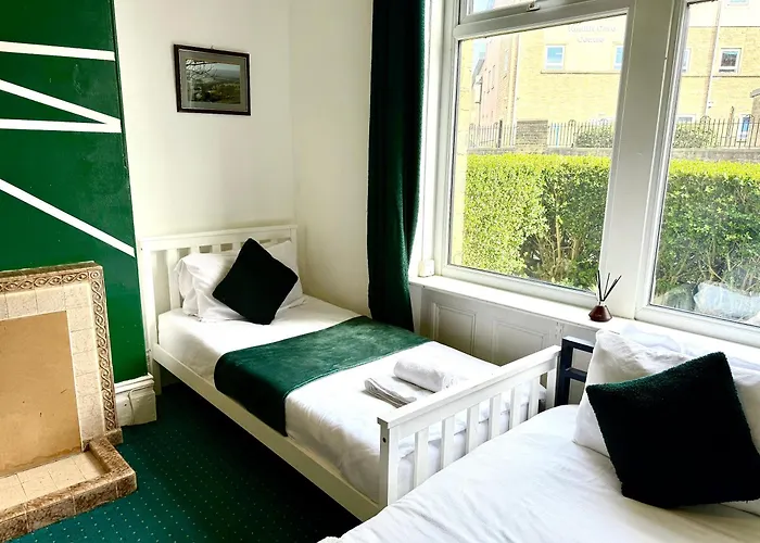 Chic Victorian 1 Bed Flat - Sleeps 4 - Free Parking - Pet Friendly Apartment