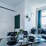 Chic Victorian 1 Bed Flat - Sleeps 4 - Free Parking - Pet Friendly *