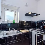 Chic Victorian 1 Bed Flat - Sleeps 4 - Free Parking - Pet Friendly Брадфорд