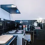 Chic Victorian 1 Bed Flat - Sleeps 4 - Free Parking - Pet Friendly * Брадфорд